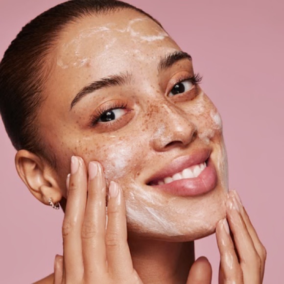 Kylie Skin Clarifying Cleansing Gel - Picture 6 of 9